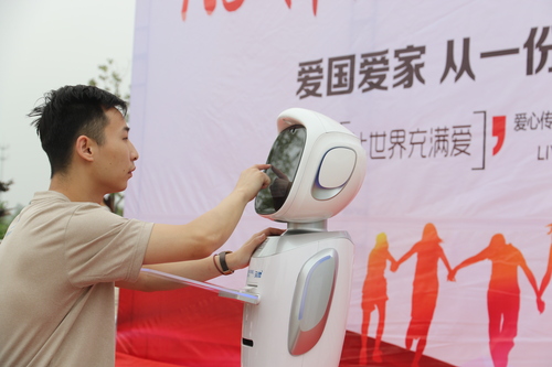 靈犀機(jī)器人吸引客戶(hù)互動(dòng)